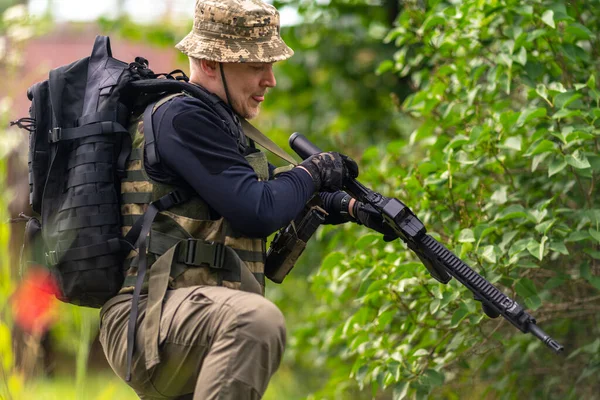 Hafif Giysili Askeri Üniformalı Bir Adam Inı Dolduruyor — Stok fotoğraf