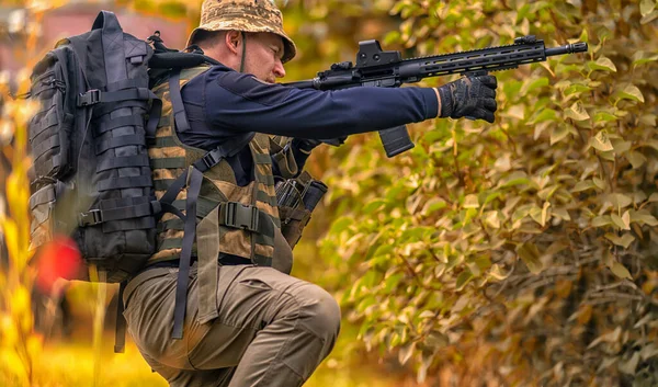 Warrior Looks Sight His Automatic Weapon Backdrop Autumn Vegetation — Stock Photo, Image