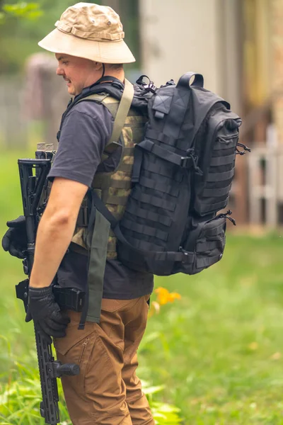 一个拿着自动武器 战术背包 穿着防弹背心的年轻人 — 图库照片