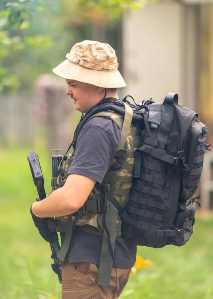 Hafif Donanımlı Bir Dövüşçünün Tüfeği Var Kameraya Yan Dönmüş Duruyor — Stok fotoğraf