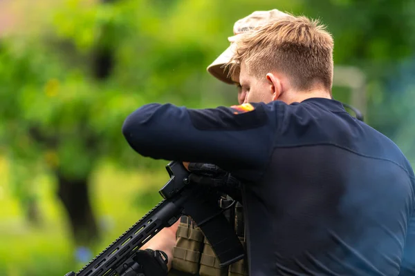 Eğitmen Askeri Teçhizattaki Bir Acemiye Bazı Şeyleri Açıklıyor — Stok fotoğraf