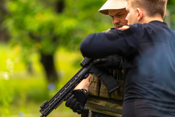 강사는 병사에게 자동소총 규칙을 가르친다 — 스톡 사진
