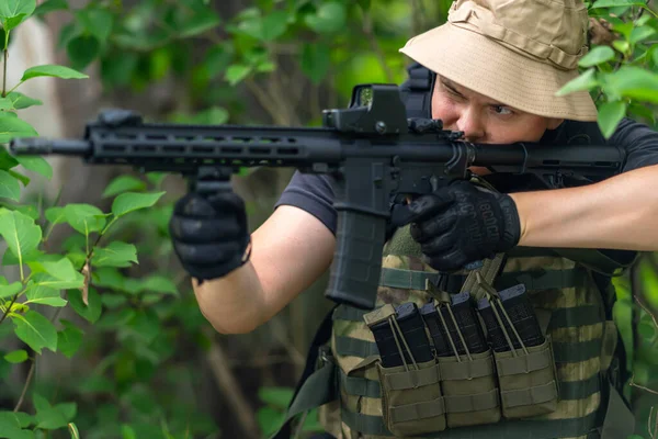 Egy Könnyed Fegyveres Katona Aki Bokorból Céloz Automata Puskájával — Stock Fotó