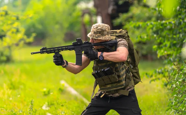 Middle Aged Man Firing Automatic Rifle Standing Position — Stock Photo, Image