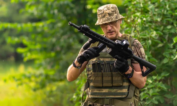 Man Military Uniform Rifle Checks Amount Ammunition His Rifle — Stock Photo, Image