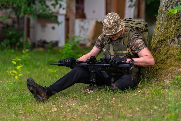 Soldato Armato Seduto Sotto Albero Punto Morto Ricarica Suo Fucile — Foto Stock