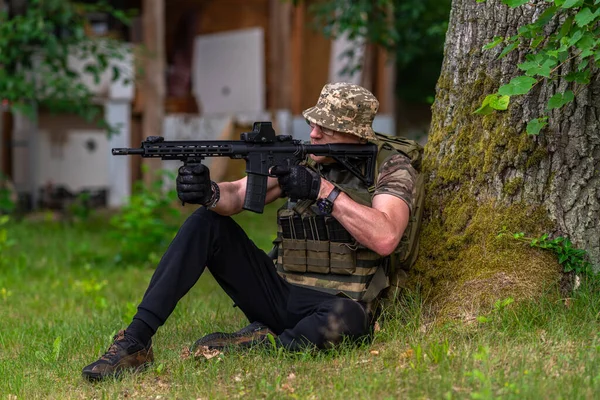 군인이나 이자기 자동소총 들여다보고 — 스톡 사진