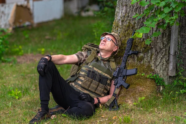 Злегка Озброєний Боєць Поклав Свою Гвинтівку Біля Стовбура Дерева Відпочиває — стокове фото
