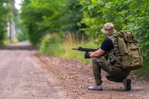 Man Wearing Bulletproof Vest Tactical Backpack Crouched Side Road Ambushing — Stock Photo, Image