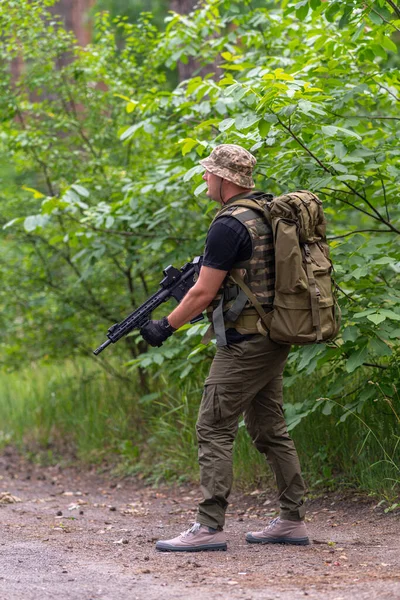 Чоловік Військовій Формі Стоїть Боці Дороги Тримаючи Автоматичну Гвинтівку Готовому — стокове фото