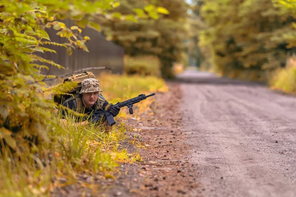 Askeri Üniformalı Bir Adam Elinde Tüfekle Meyilli Bir Pozisyon Aldı — Stok fotoğraf