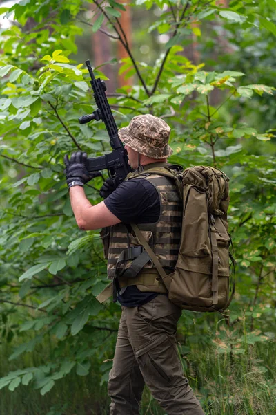 Soldier Mercenary Standing Dense Forest Inserts Magazine Cartridges Rifle — Stock Photo, Image