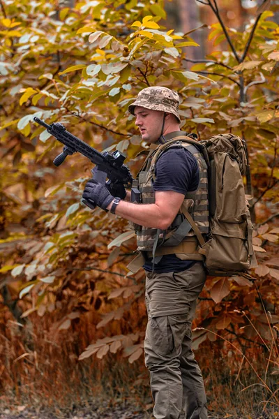 Soldier Checks Presence Cartridges Magazine His Rifle Backdrop Autumn Vegetation — Stock Photo, Image