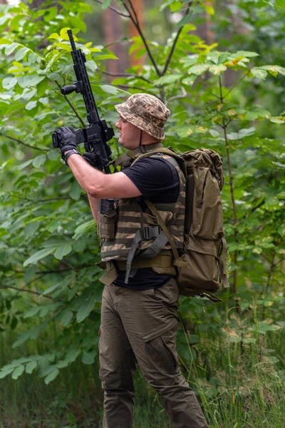 Guerreiro Recarrega Seu Rifle Enquanto Vegetação Densa — Fotografia de Stock