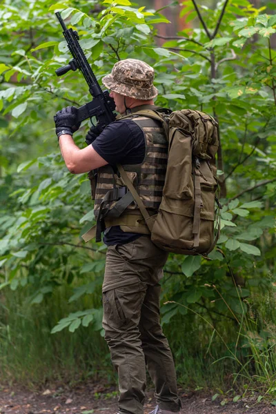 Man Military Uniform Changes Magazine Cartridges His Rifle — Stock Photo, Image