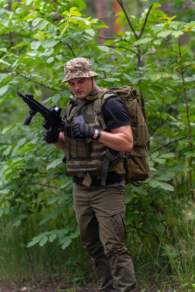 Man Military Gear Checks Cartridges Magazine His Automatic Rifle — Stock Photo, Image