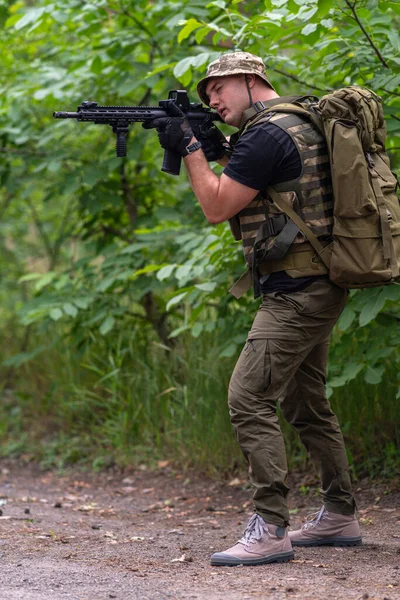 자신의 소총의 범위를 살펴보고 군인의 — 스톡 사진