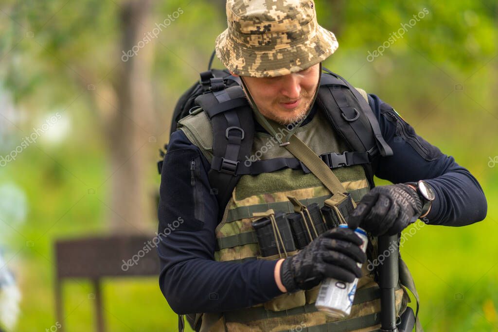 Uomo Uniforme Militare Giubbotto Antiproiettile Con Uno Zaino Apre Una -  Foto Stock: Foto, Immagini © Vaicheslav 666225588