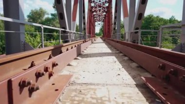 Demiryolları arasındaki kamera hareketinin alt görüntüsü