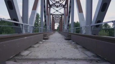 Köprüden geçen raylar arasında hareket eden bir kameranın alt görüntüsü