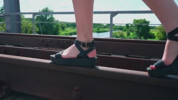 Detailní Záběr Nohy Dívky Kráčející Kolejích Železničním Mostě — Stock video