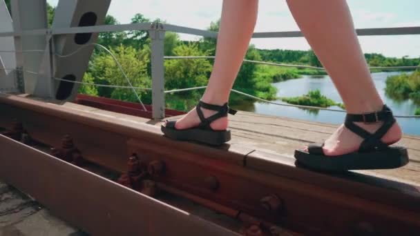 Dívka Kráčí Podél Železničního Mostu Pozadí Řeky — Stock video
