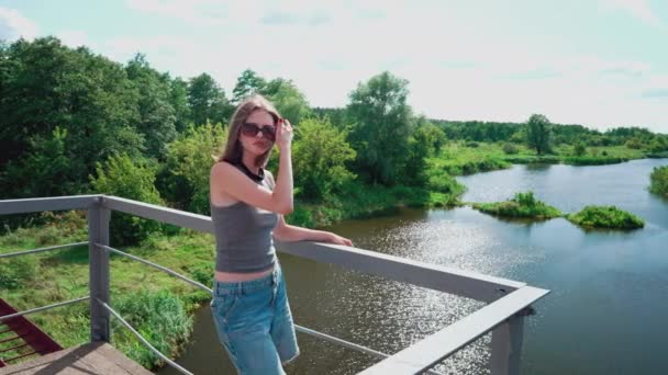 Dívka Dívá Kamery Stojí Mostě Upravuje Vlasy — Stock video