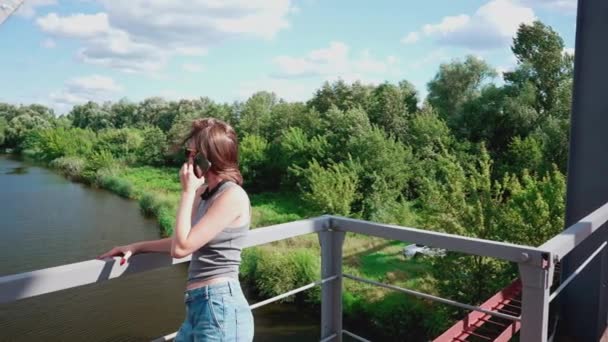 Mladá Žena Stojí Mostě Mluví Telefonu — Stock video