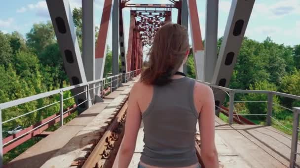 Bakifrån Flicka Promenader Längs Järnvägsbron Med Övergången Från Den Nedre — Stockvideo