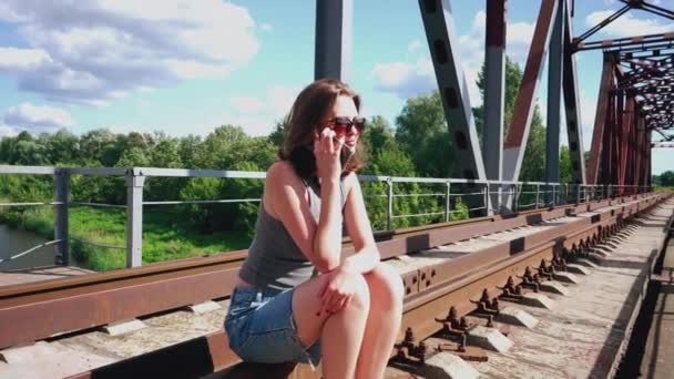 Dívka Sedí Kolejích Míjí Most Mluví Telefonu — Stock video