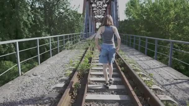 Osamělá Dívka Bloudí Bezcílně Železničním Mostě Ponurý Den — Stock video
