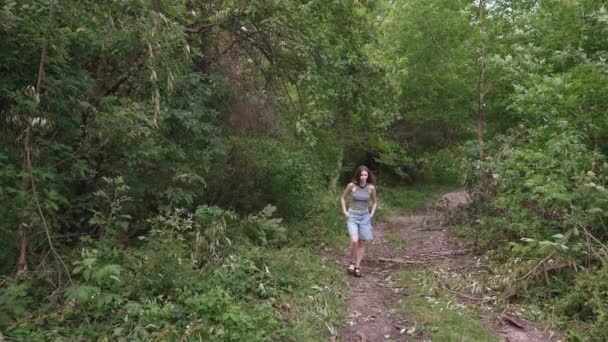 Dívka Toulá Cestě Lesem Padlými Stromy — Stock video