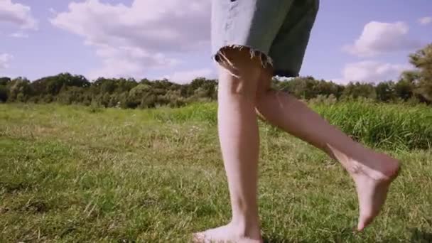 Close Van Benen Van Een Meisje Dat Loopt Het Gras — Stockvideo