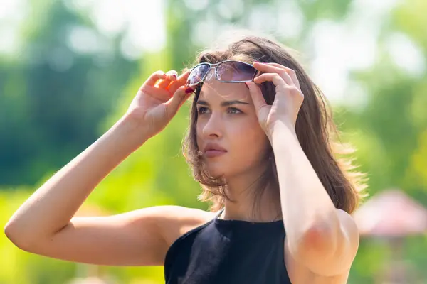 Una Mujer Joven Ajusta Sus Gafas Sol Mientras Está Aire — Foto de Stock