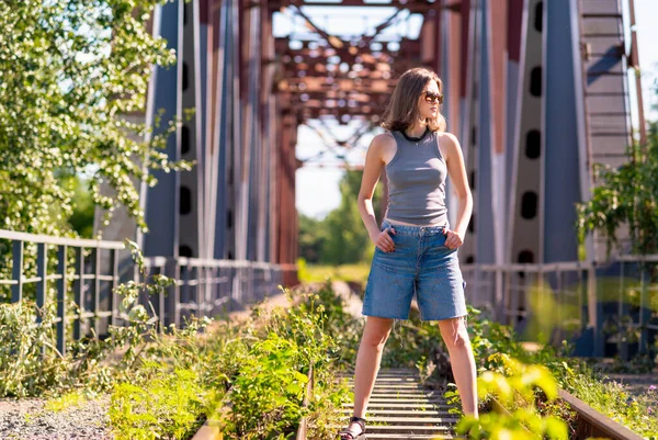 Una Joven Mujer Está Sola Sobre Los Rieles Puente Ferroviario — Foto de Stock