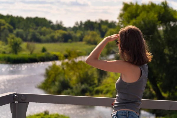 Молода Жінка Дивиться Річку Мосту Рукою Лоб Стокова Картинка