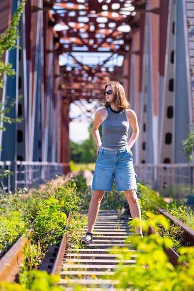 Menina Fica Entre Trilhos Ferroviários Que Passam Sobre Ponte Olha Imagem De Stock