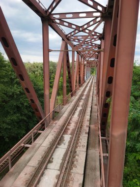 Köprüdeki nehirden geçen rayların üzerinden bak.