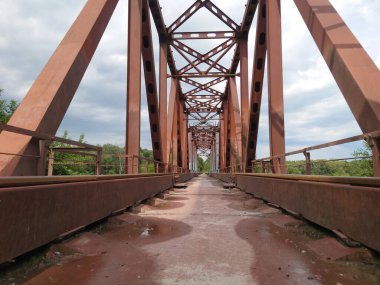 Eski paslı köprünün rayları arasındaki alt açı.