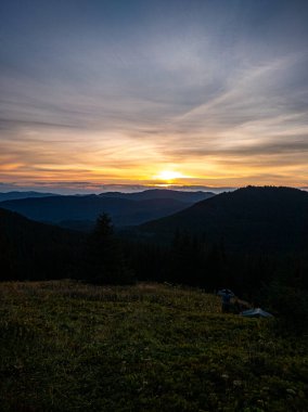Dağlarda şafak vakti kozalaklı ormanlarla kaplıdır.