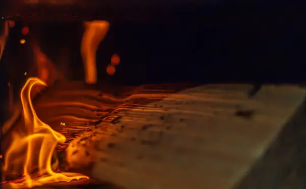 Ein Holzscheit Zum Entzünden Eines Flammen Stehenden Ofens — Stockfoto