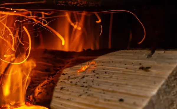 Nahaufnahme Von Partikeln Aus Einem Brennenden Holzscheit Ofen — Stockfoto