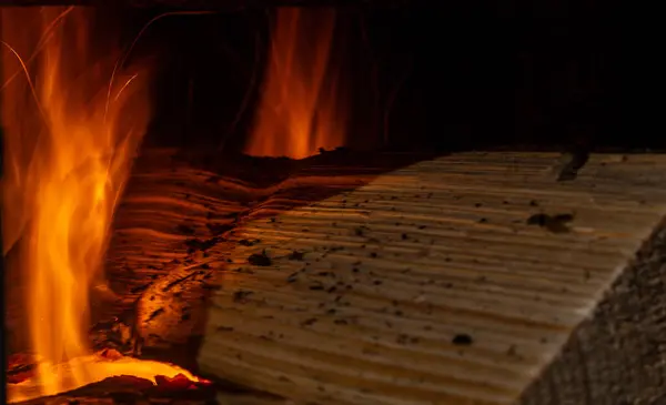 Flammen Und Funken Aus Brennendem Holzscheit Rustikalem Ofen — Stockfoto