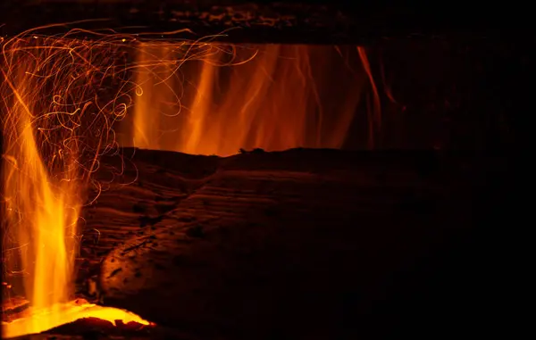 Flammen Und Brandpartikel Aus Einem Brennenden Baumstamm Durch Langzeitbelichtung Eingefangen — Stockfoto