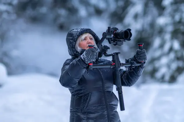 Kvinnlig Kameraoperatör Som Håller Stabilisator Med Kamera Vinterdag Skogen — Stockfoto