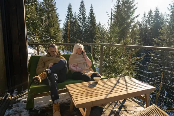 Ein Mann Und Eine Frau Entspannen Sich Einem Sonnigen Wintertag Stockbild