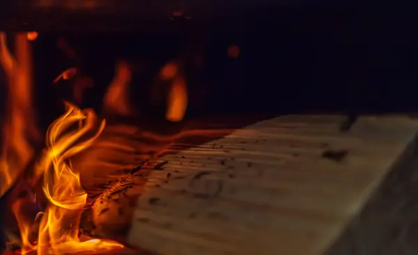 木头的一部分在炉子里燃烧着 图库图片
