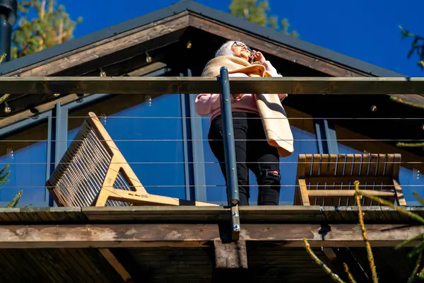Vue Bas Une Femme Parlant Téléphone Debout Sur Terrasse Maison Photos De Stock Libres De Droits