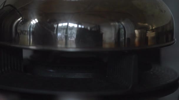 Ein Funke Brenner Auf Dem Der Wasserkocher Steht Entzündet Das — Stockvideo