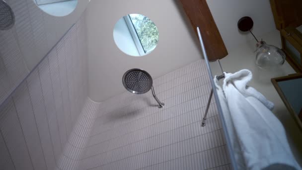 Duvara Monte Edilmiş Duş Başlığından Tavan Penceresi Olan Bir Banyodan — Stok video